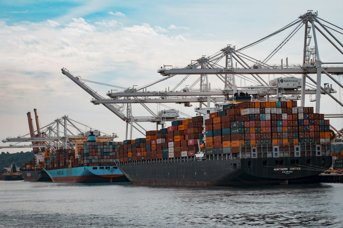 Buques portacontenedores y grúas en un puerto, referencia de comercio exterior.