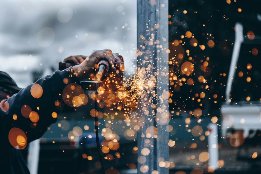 Trabajo de metal con chispas, referencia del sector industrial.