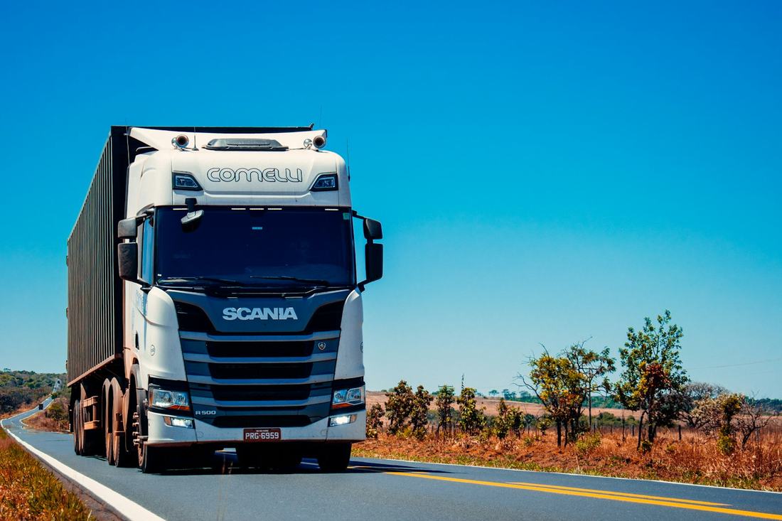 Camión de carga en carretera, referencia del sector transporte y logística.