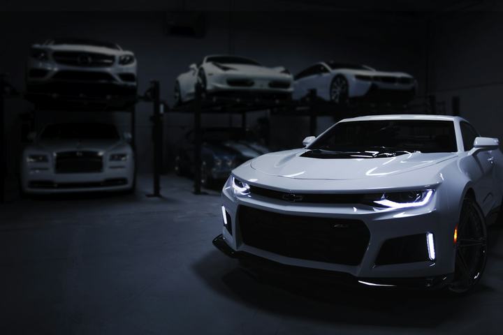 Vehículo en un entorno de trabajo, referencia del sector automotriz.