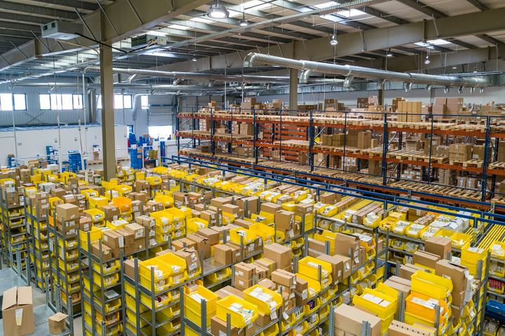 Bodega con cajas, referencia de una operación de importación.