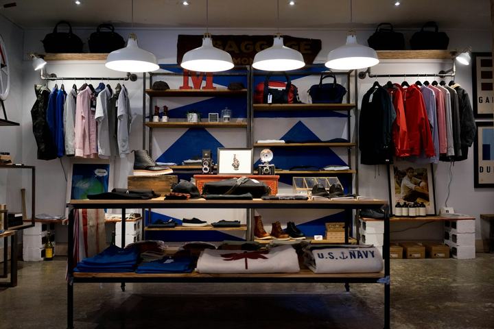 Interior de un local comercial, referencia de retail.
