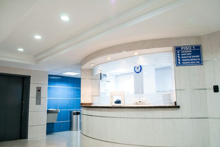 Pasillo de un centro de salud, referencia del sector. No es una sede de MGT.